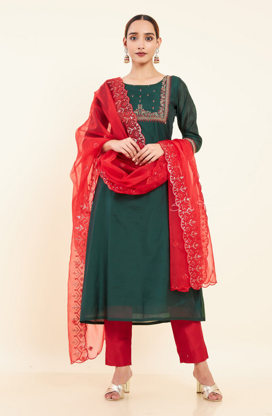 Floral & Checked Embroidered Motif Kurta Set - Green & Red